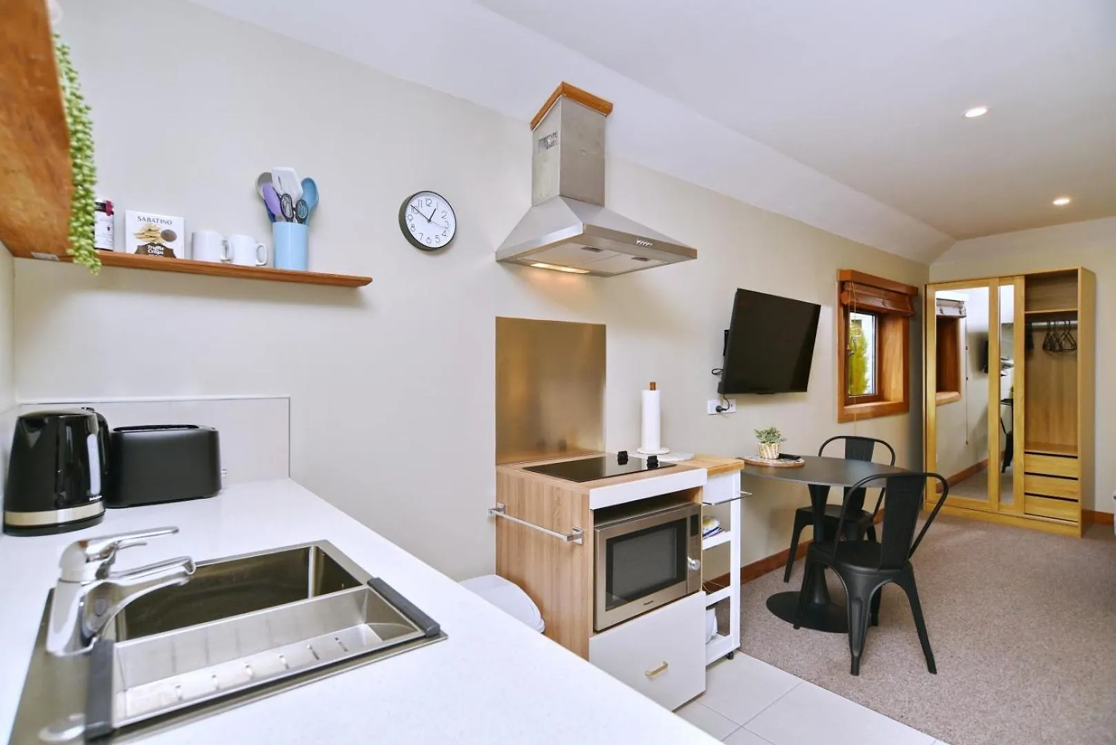 Studio Retreat With Ev & Off Street Parking Christchurch Сasa de vacaciones