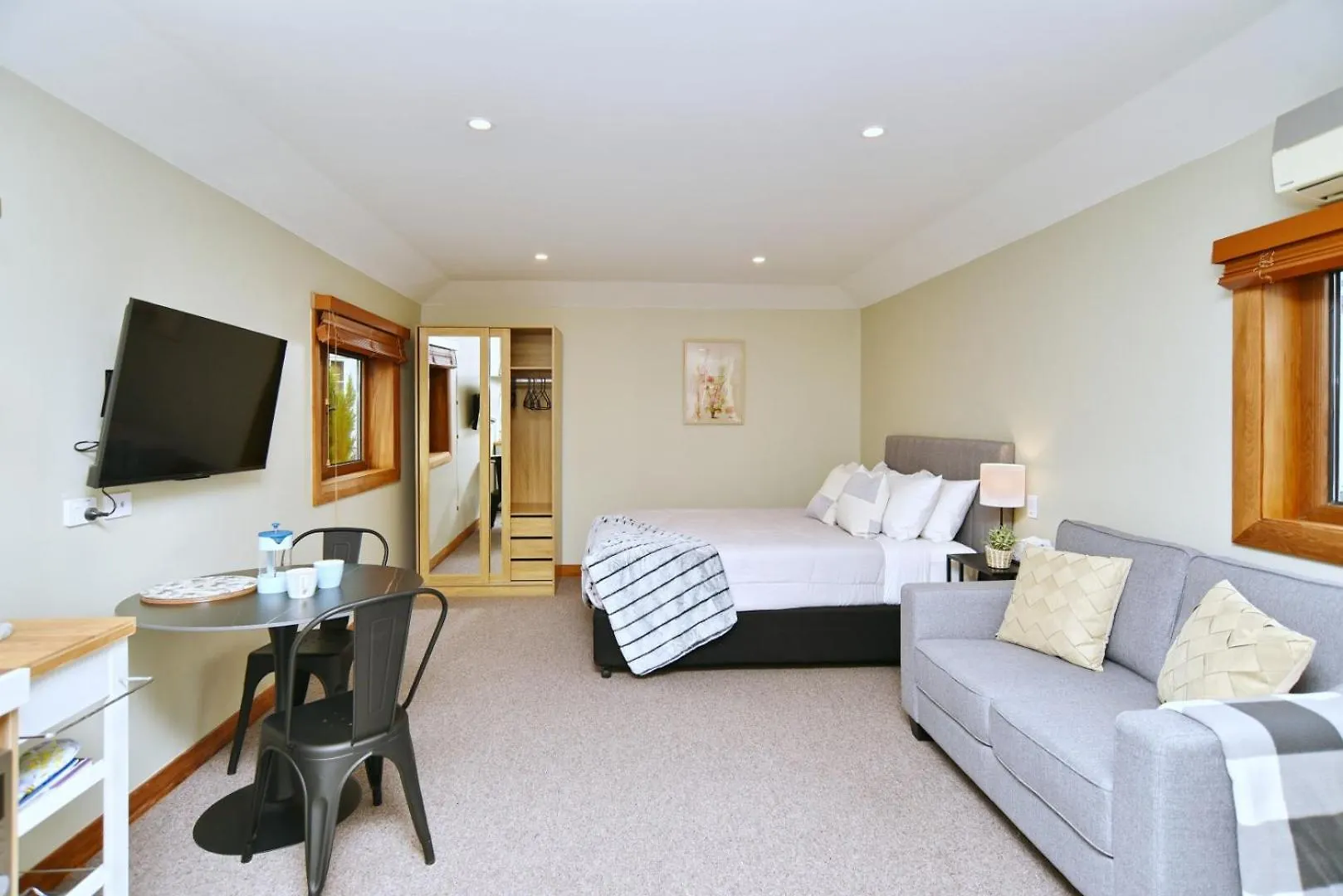 Studio Retreat With Ev & Off Street Parking Christchurch